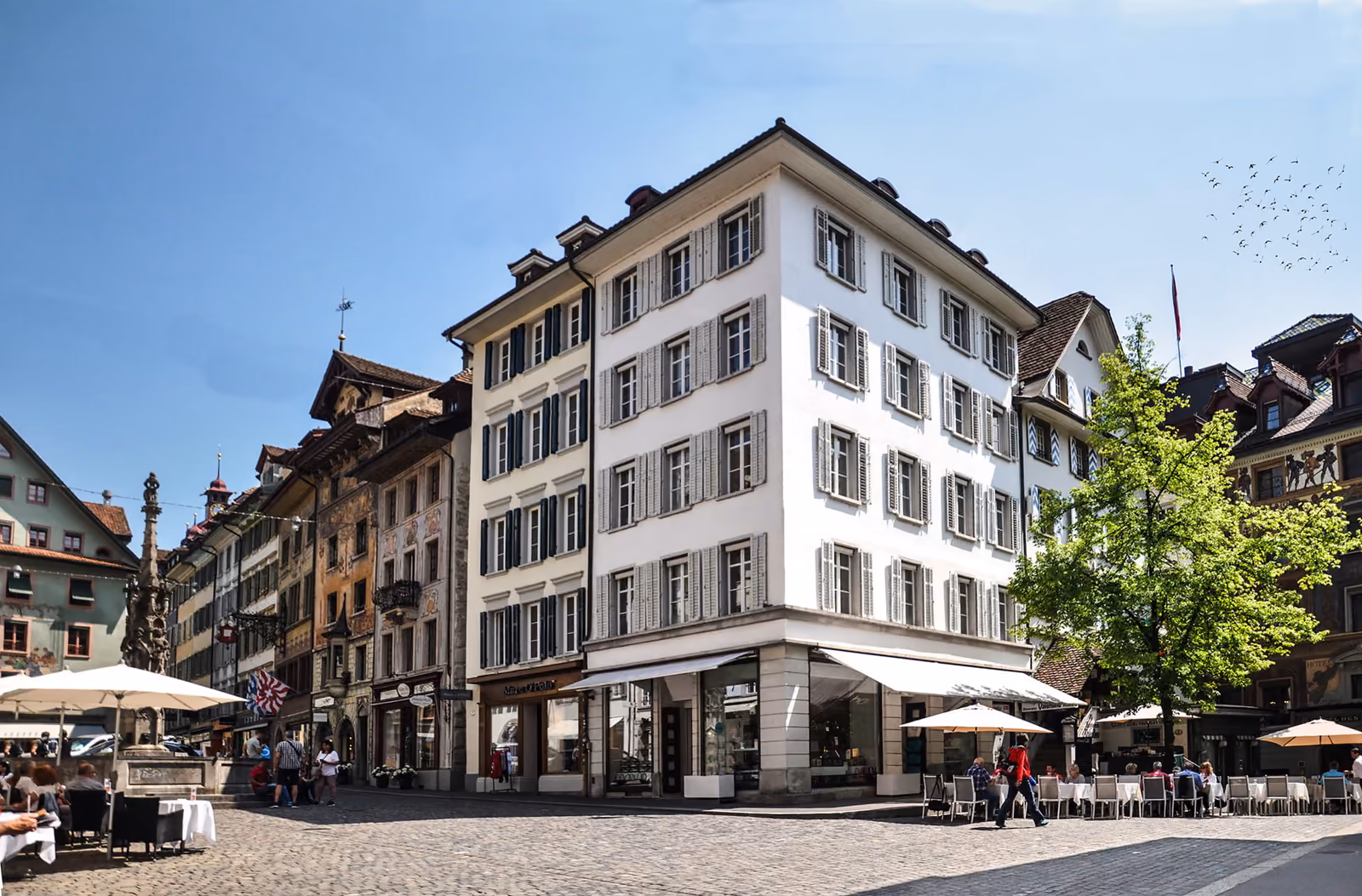 Panorama der Luzerner Altstadt mit Kapellbrücke und Bergkulisse